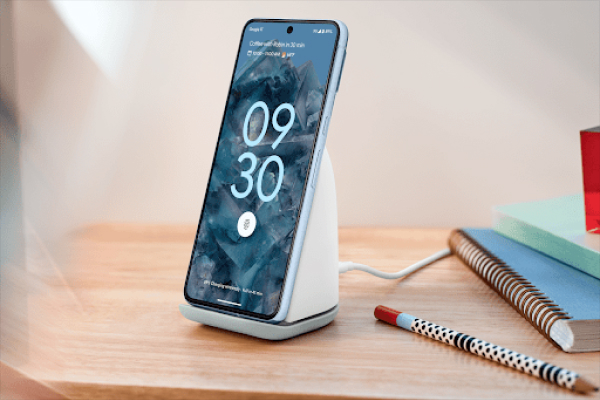 Google Pixel 8 Pro with AI features and Pixel Stand wireless charging.