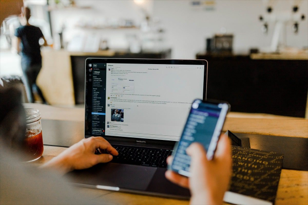 Real-time HTML editor architecture with live preview and plugin modules