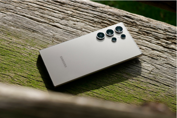 Samsung Galaxy S24 Ultra recording 8K video with AI stabilization.