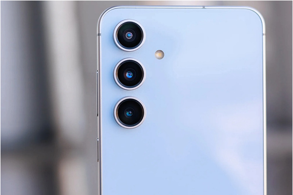 Samsung Galaxy S25 FE triple-camera setup with main, ultra-wide, and telephoto lenses.