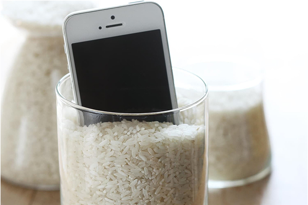 Using vacuum or compressed air to remove water from phone