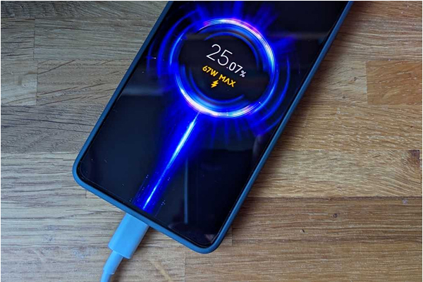 Long-lasting battery with fast and wireless charging.