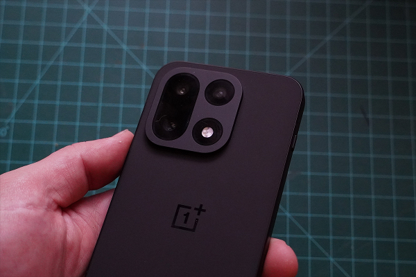 OnePlus 15 triple-camera system with 50MP lenses and periscope zoom.