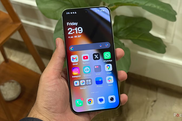 OnePlus 15 6.78-inch LTPO AMOLED display with 165Hz refresh rate.