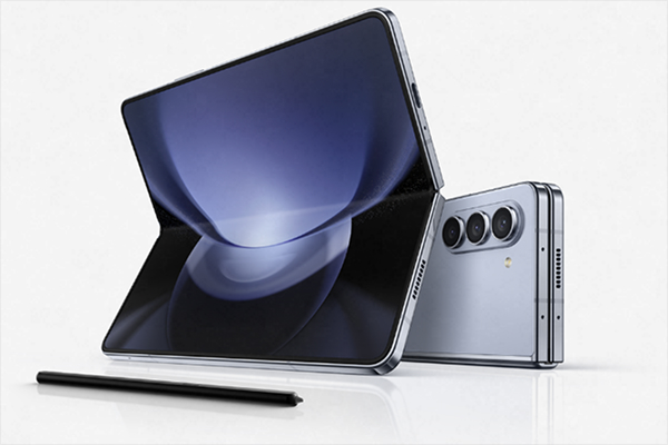 Dynamic AMOLED 2X smartphone screen with 120Hz refresh rate and HDR10+ support