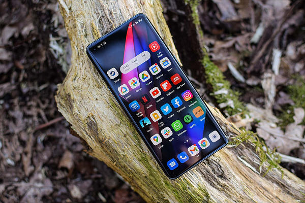 LTPO AMOLED display offering adaptive refresh rates and superior energy efficiency