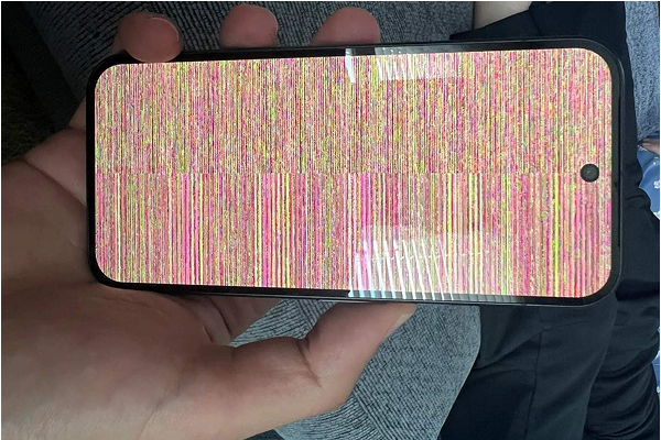 Screen flicker, ghost touches, and dimming problems affecting Pixel 10 displays.