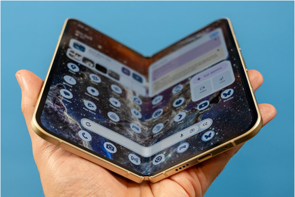 Hinge stiffness, dust buildup, and visible crease issues in Pixel 10 Pro Fold.