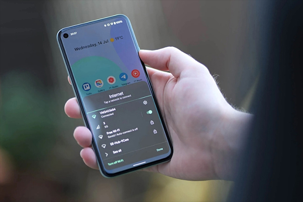 Poor Connection: Weak Wi-Fi or mobile networks lead to battery loss.