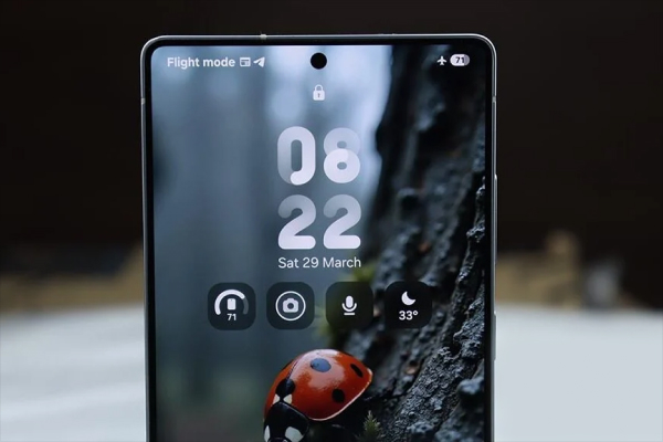 Samsung Galaxy smartphone running One UI lock screen interface