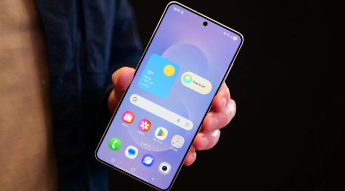 Samsung Galaxy device showcasing One UI home screen customization